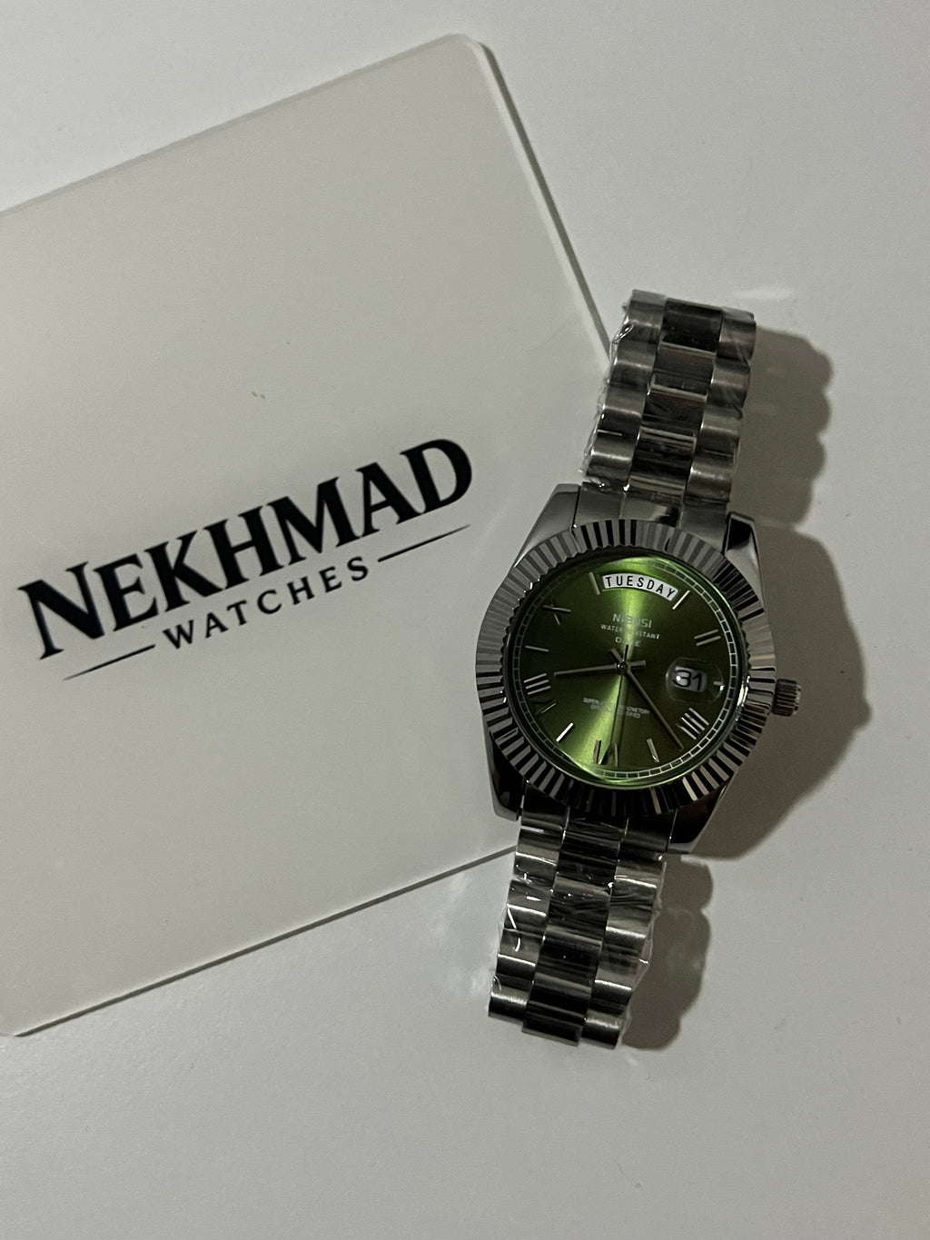 NIBOSI Mens Day-Date Watch — Olive Green Dial — Fluted Bezel — Stainless Steel