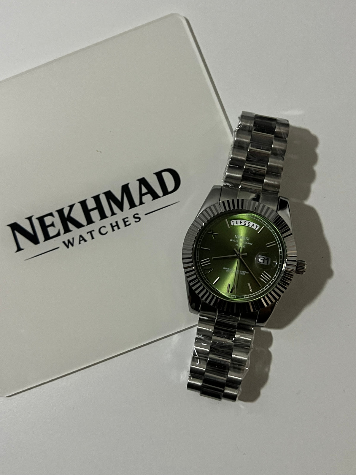 NIBOSI Mens Day-Date Watch — Olive Green Dial — Fluted Bezel — Stainless Steel