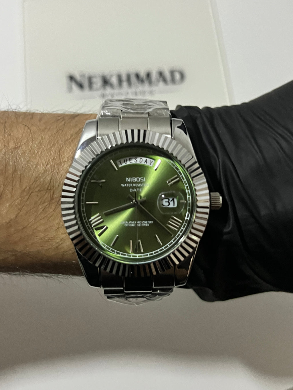 NIBOSI Mens Day-Date Watch — Olive Green Dial — Fluted Bezel — Stainless Steel